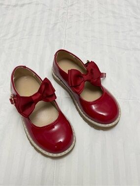 Girls Red Patent Mary Jane Shoes with Decorative Bow